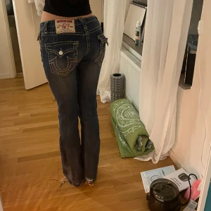 True religion jeans  - Intressekoll på mina true religion jeans. Har sytt extra tyg därnere och de är lite insydda i midjan. Lite slitna vid slutet 💕 innerbenslängd 82, stretchiga i midjan 