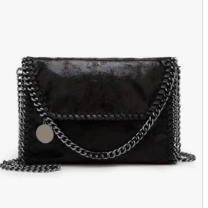 Väska - Säljer denna super snygga stella mccartney liknande väskan.  Köpt här på plick, men säljs då den inte används…  Väskan är i nyskick då den knappt är använd.  Köpare står för frakten🩷 