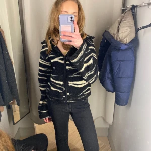 Hm Teddy jacka - Zebra jacka från hm. Helt slutsåld! Den är helt ny aldrig använd! Tryck gärna på köp nu!