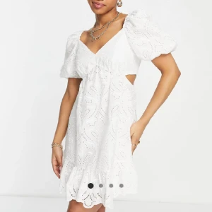 Klänning - Säljer denna fina klänningen. Den är endast använd en gång och är som ny. Den är från märket forever new i storlek 36. Skriv privat för fler bilder💗