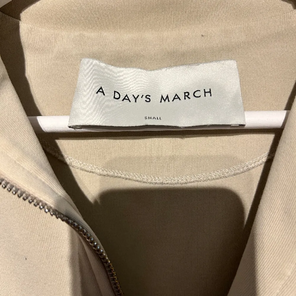 Säljer denna stiliga quarterzip tröjan från A Day’s March i storlek small då den inte kommer till användning, köpt för 1300, mitt pris 200. Kontakta mig om du har frågor. Tröjor & Koftor.