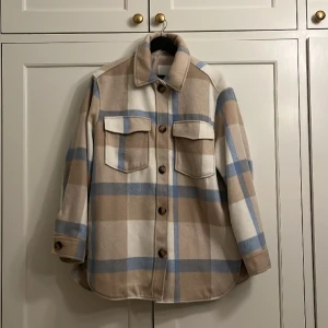 Overshirt/jacka  - Sjukt snygg och skön jacka från H&M. Kommer inte till användning så hoppas hitta en ny ägare ☺️