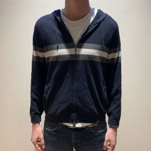 Riktigt fet Massimo dutti zip up - Säljer denna riktigt snygga zip up tröja från Massimo dutti som är helt slutsåld online. Tröjan är i 10/10 skick och storlek L men passar mer M. Modellen är 185 och väger 70kg. Priset går att diskuteras. 