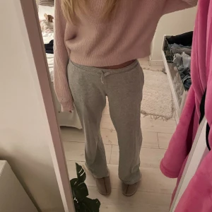 Lågmidjade mjukisbyxor  - Säljer dessa sköna och mysiga lågmidjade byxor från BikBok! Inga defekter - som nya💖 Storlek M men passar mig som har S vanligtvis, är 170 och de går ner i marken! 