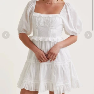 By Malina klänning - Så fin klänning från by malina. Ordinarie pris 2699 kr. Köptes till studenten men valde en annan klänning! Skickas med spårbar frakt! 