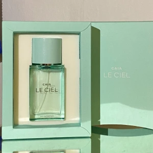 CAIA LE CIEL parfym - Säljer denna fräscha CAIA parfymen, fick den i julklapp och kände att doften inte föll mig i smaken. Den luktar nytvättat och är storsäljare hos CAIA. Jag har kvar kvittot, påsen och förpackningen, har öppnat förpackningen för att dofta på den💕