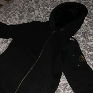 Moose Knuckles Svart tilden dragkedja hoodie  - Hej säljer en moose knuckles jacka som jag köpte för 2 månader har tröttnat på den då den inte är mycket till hjälp mot kylan. De bara och skriva vid intresse.