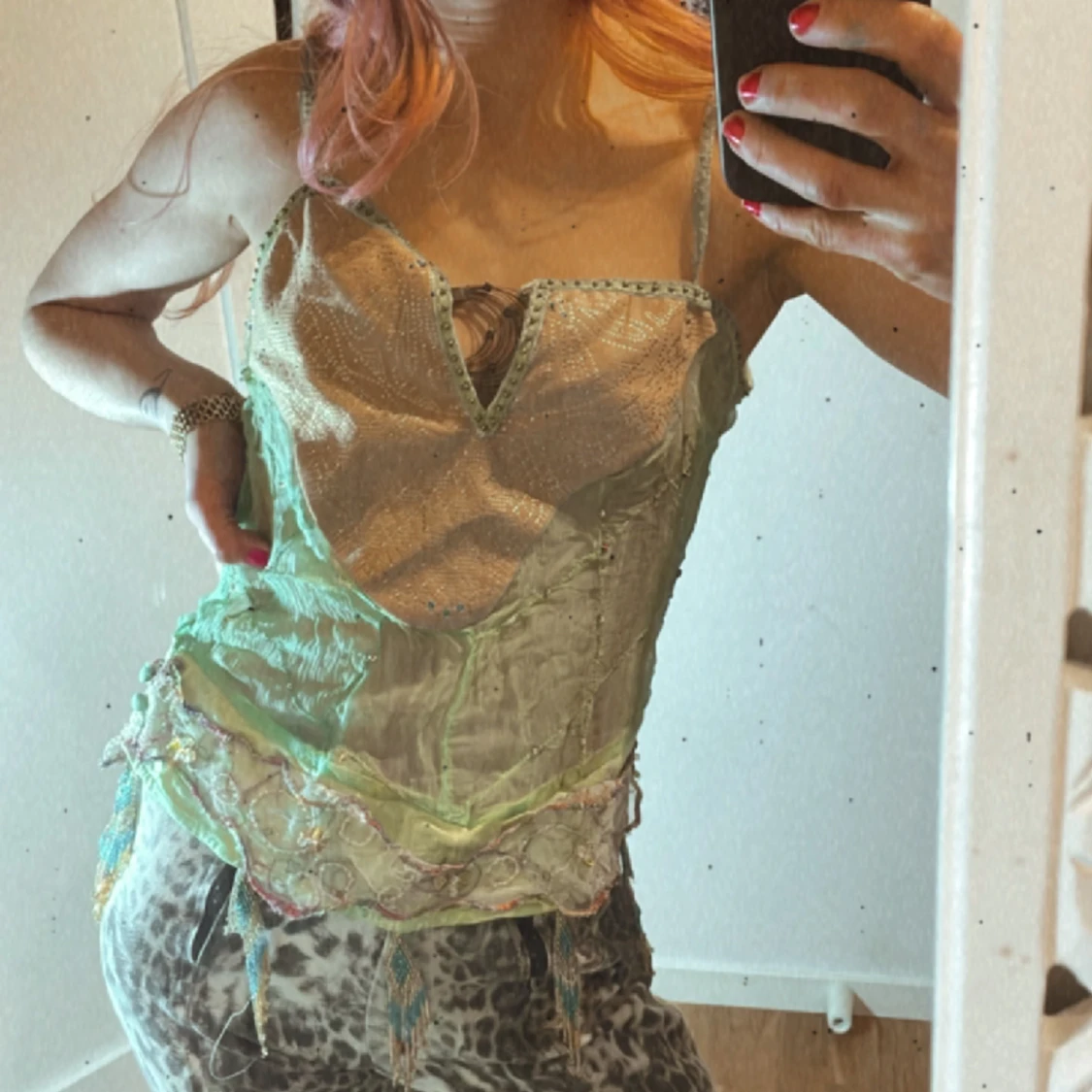 2000tals topp med pärlbroderier 