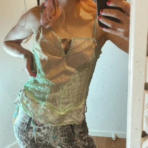 2000tals topp med pärlbroderier  - Behöver sys 