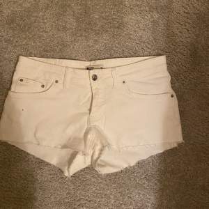 Jättefina low waist jeansshorts från Gina Tricot. Köpta förra sommaren och de är aldrig använda💓 köpte de för 200kr o säljer de för 100kr och de är i storlek 38