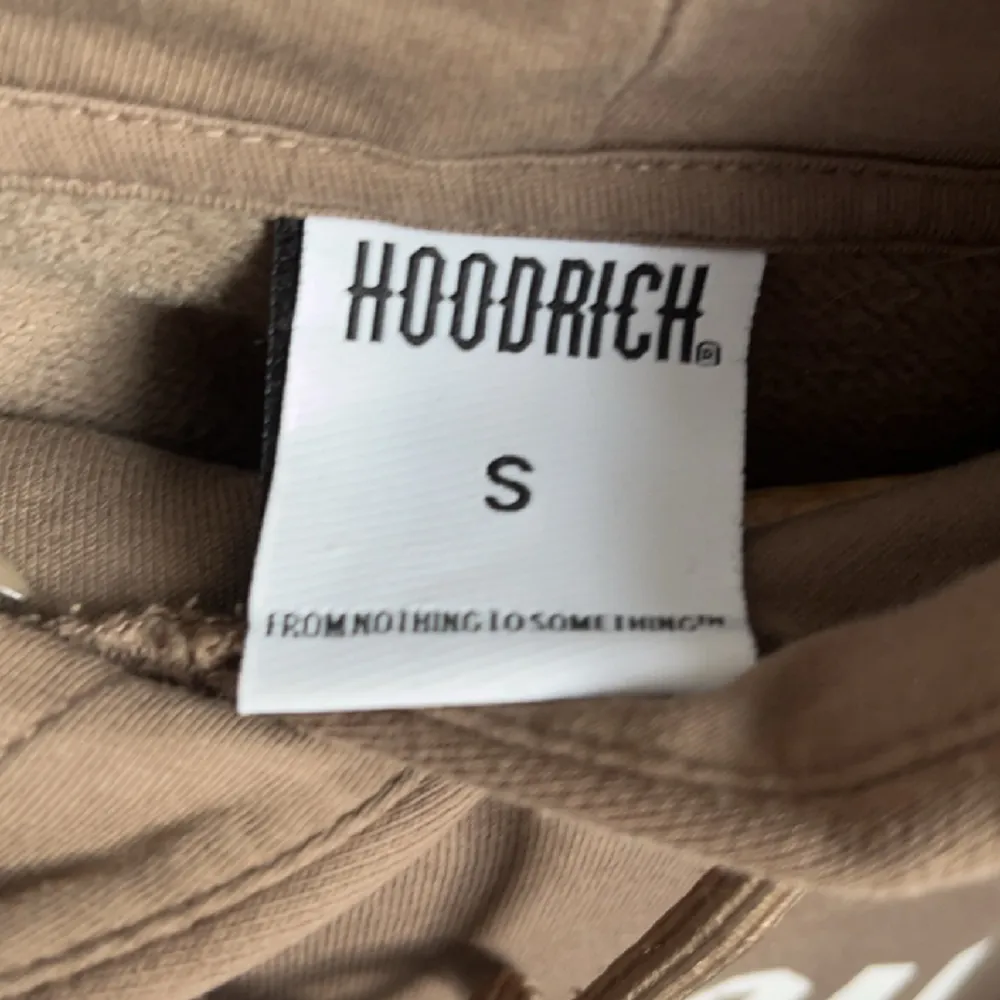 Säljer mitt bruna hoodrich set i storlek S. Bra skick och väldigt skönt. Säljer pga ingen användning. Pris och separat köp går att diskutera. . Hoodies.