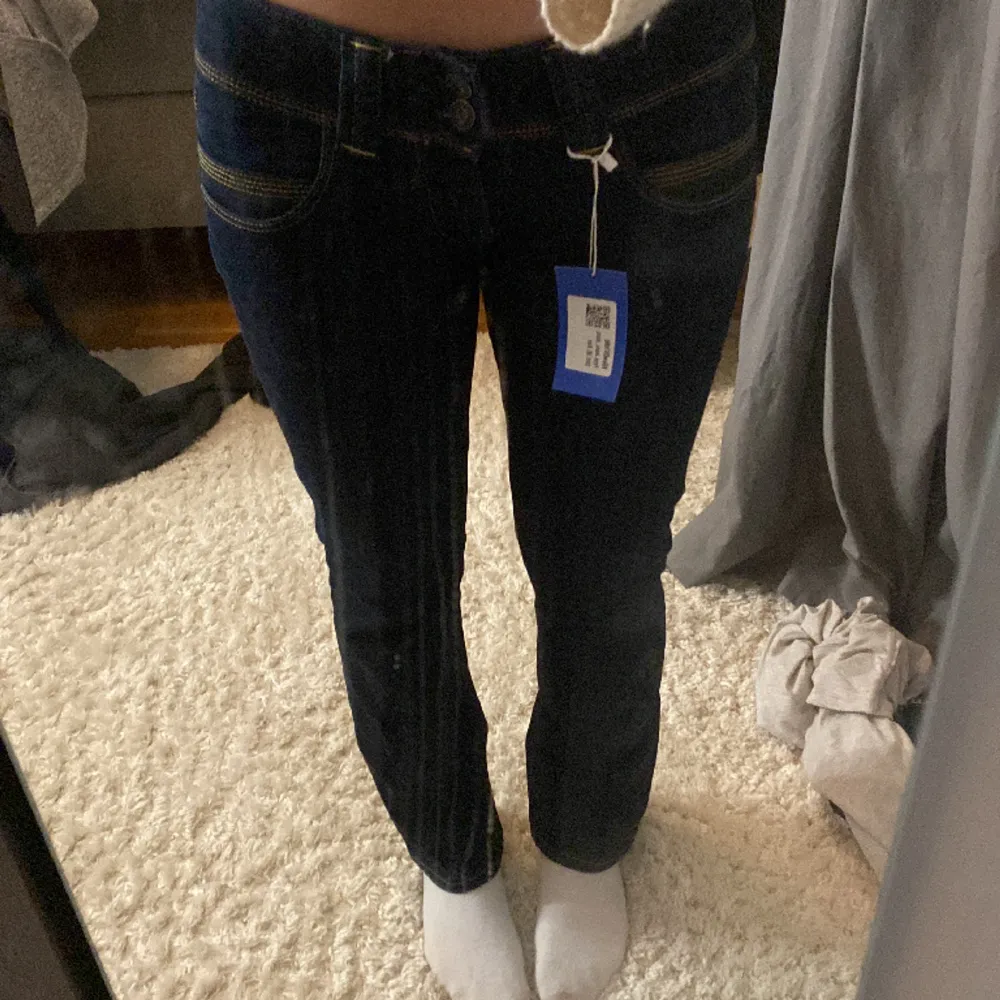 Mörkblå pepe jeans i storlek 38 men passar typ mig som har 32-34 i jeans. Jeans & Byxor.