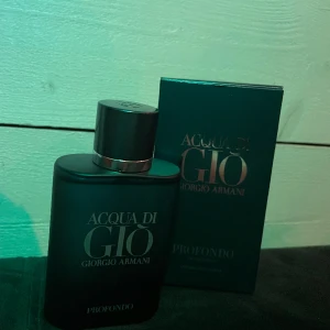 Aqua Di Gio Profondo - Säljer nu min aqua di gio profondo. Oslagbar doft till skola/kontor eller formella tillfällen där du vill lukta fräsht!  Passar alla åldrar och tillfällen. Köpt på kicks, se kvitto.  Värt att notera är att dehär är köpt innan reformuleringen.  Byten?