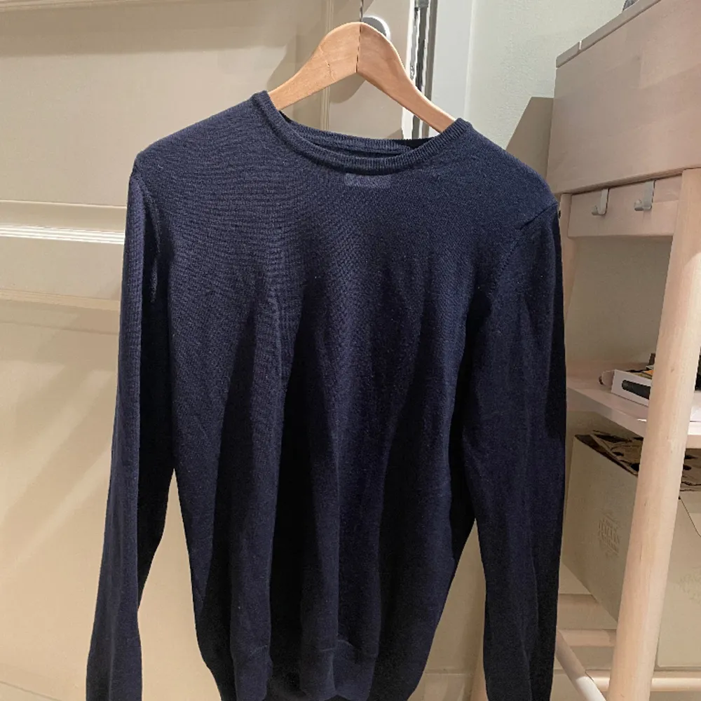 Säljer nu denna snygga blåa 100 merinoull tröjan från bläck. Tröjan har inga defekter och har ett nypris på 900 kr. Pris kan diskuteras vid snabb affär . Tröjor & Koftor.