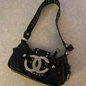 söt väska - Säljer denna supersöta väskan som inte kommer till användning. Är lite sliten här och där men fortsatte i bra skick! 💓