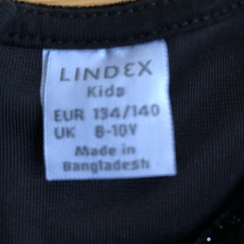 Två barn byxdressar som kommer från Lindex och Kappahl. . Övrigt.