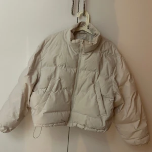 Vit puffer  - Vit puffer  Bra skick  Weekday