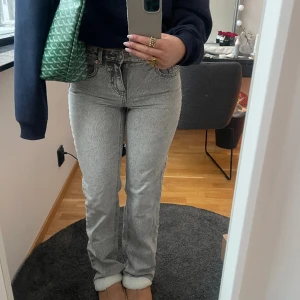 Lågmidjade gråa jeans - Säljer nu dessa lågmidjade gråa jeansen ifrån Stradivarius då de är lite försmå för mig!💓💓🪩🤍 Slutsålda på hemsidan! Midjemått rakt över: 39 cm. Innerbenslängd: 82 cm.  Stor garderobsrensning så säljer även många andra lågmidjade byxor & jeans!😚💓🤍