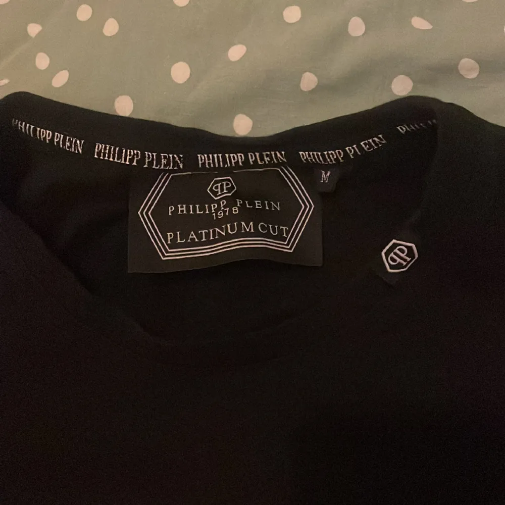 Säljer denna Philipp Plein T-shirt som lyser mycket vid ljus. Fick den som present för ett tag sen och har tyvärr ingen kvittodetalj då det var en gåva, men är ganska säker på att den köptes på NK i Stockholm.. T-shirts.