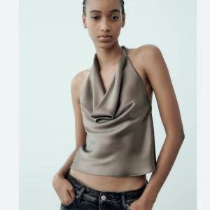 Topp - Så snygg topp från Zara, helt slutsåld! Använd 1 gång så i inprincip nyskick💘 Pris kan diskuteras, skriv vid frågor eller fler bilder🤗