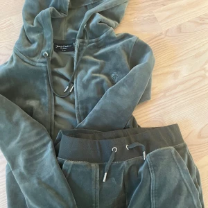 Juicy set darkmoss - Sparsamt använd, inga defekter men används inte längre! XXS i båda delar 