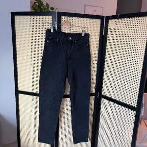 Svartgrå jeans Sparsamt använda, inga anmärkningar   Längd:30 