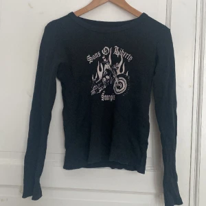 Långärmad tröja - Långärmad svart tröja med coolt tryck🩷Använd 1 gång, hör av er om ni vill ha fler bilder, priset kan självklart diskuteras!