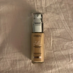 L’OREAL Foundation  - helt ny och oöppnad foundation från l’oreal ”true match”. väldigt lätt att blanda ut. i färgen 1.5.n. Nypris ca 150kr. 