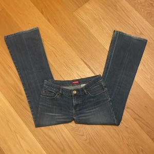 Lågmidjade jeans - Jättefina lågmidjade bootcut jenas, tyvärr för små för mig☺️hon på bilden är 168cm lång och bär storlek s/36 i jeans och jeansen är storlek 30 men skulle säga att dom är mycket mindre💓kontakta gärna ang midjemått osv