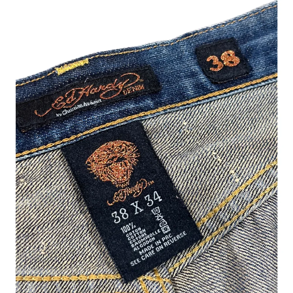 Supercoola jeans från Ed Hardy med spellout logga på baken🕛🕛 Storlek 38 x 34, perfekt passform. Ställ gärna frågor! [Mått] Midja: 50cm Längd: 116cm Benöppning: 26cm . Jeans & Byxor.
