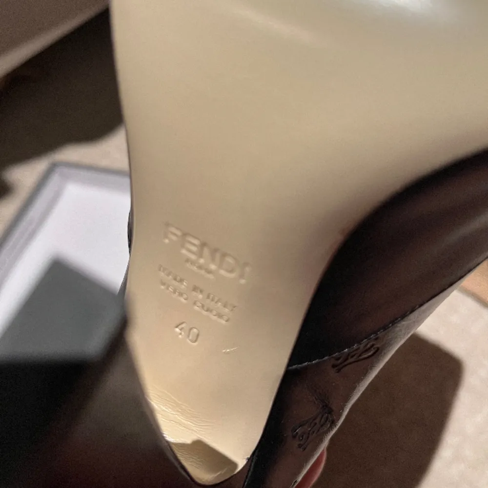 Helt nya äkta Fendi ankle boots, köptes på VC för ett år sen och har aldrig använts ( lite små för mig). 40 i storlek men jag skulle säga att de passar mer som 39. Nypris 10 000kr. Priset kan diskuteras vid en snabb affär. . Skor.