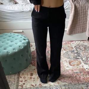 (Lånade bilder) Fiona Kostymbyxor från lindex. Långa i modellen och jag som är 173 cm tycker de sitter perfekt i längden. Jätte bra skick säljer för att jag har ett par andra.  Nypris 599kr. 