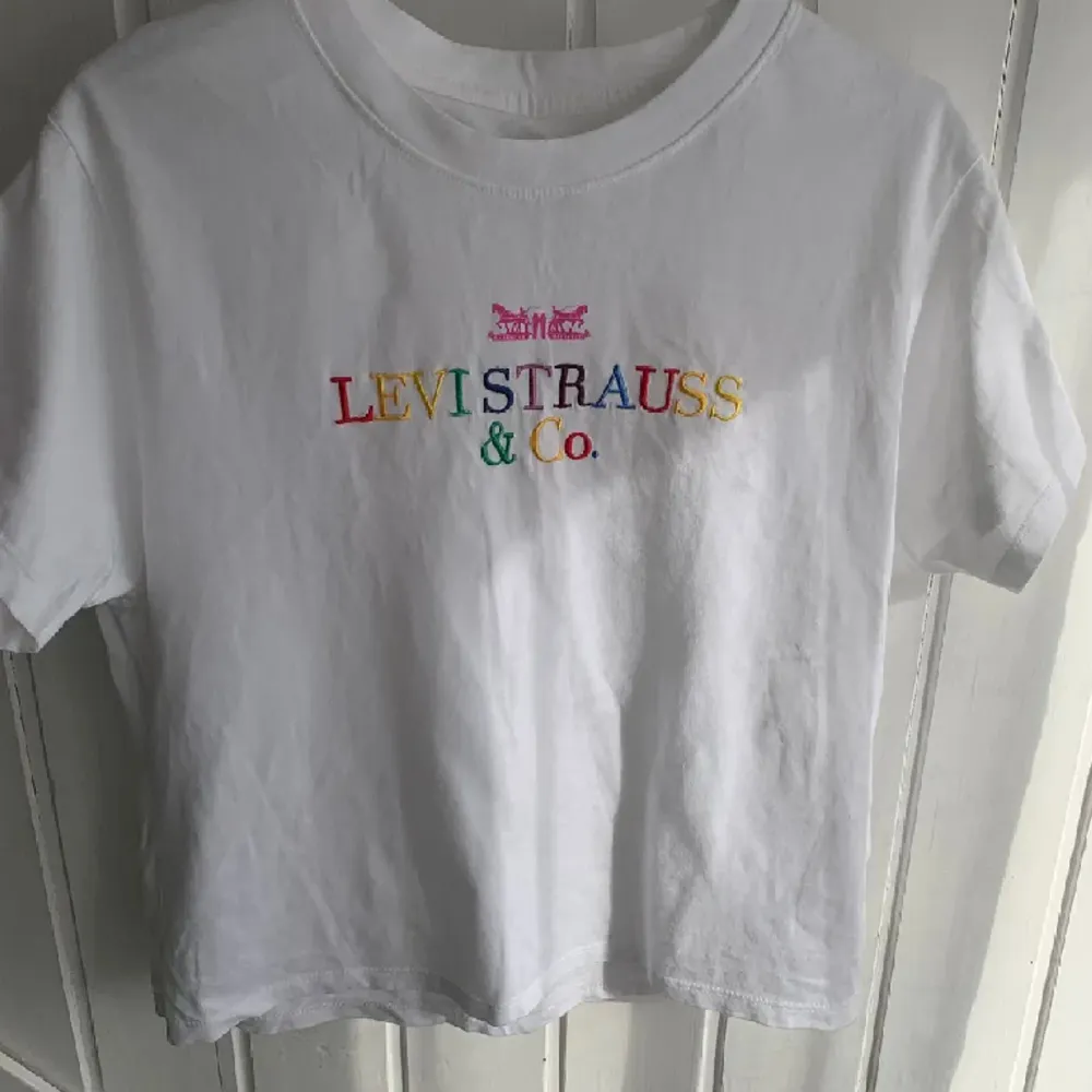 Levi’s t-shirt använd några gånger, nyskick, storlek s. T-shirts.