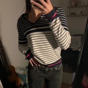 Tommy Hilfiger långärmad tröja  - Skitsnygg randig tröja från Tommy Hilfiger!! Nypris på liknande tröjor är ca 1200kr. Använt ungefär 2 gånger. Hör av dig vid fler bilder och funderingar🩷