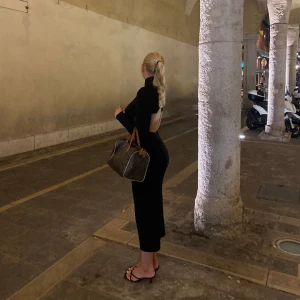 Svart långklänning  - Sparsamt använd svart klänning! Stretchig så passar s-L❤️‍🔥