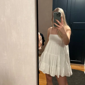 Zara klänning - Säljer min vita zara klänning som inte går att få tag på 💕 perfekt till skolavslutning eller bara på sommaren