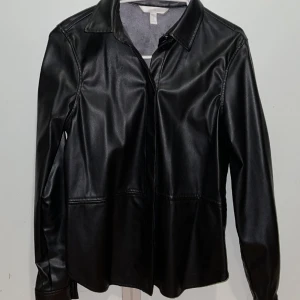 Skinnskjorta - Skinnskjorta i storlek xs, använt ett antal gånger