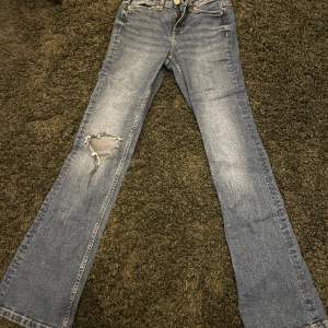 Snygga mörkblåa jeans från Lindex som är lite för små för mig. Jag är ca 163!