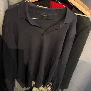Säljer denna riktigt snygga tröjan från Massimo Dutti då den inte kommer till användning! Tröjan är använd men fortfarande i ett riktigt bra skick, pris kan diskuteras vid snabb affär!