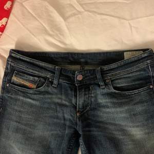 Säljer dessa mörkblåa lågmidjade jeans från Diesel i modellen Lowky! 🎀 Midja:86cm Innerbenslängd: 80cm 🎀