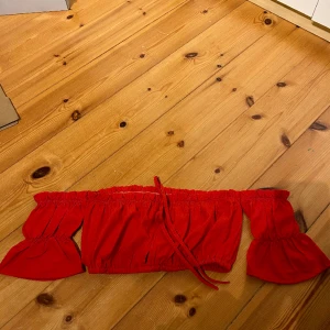 Topp - Säljer min super fina röda topp, det står att det är storlek M men skulle mer säga att den sitter som en S, beror ju på hur man vill att det ska sitta också såklart. 🤍