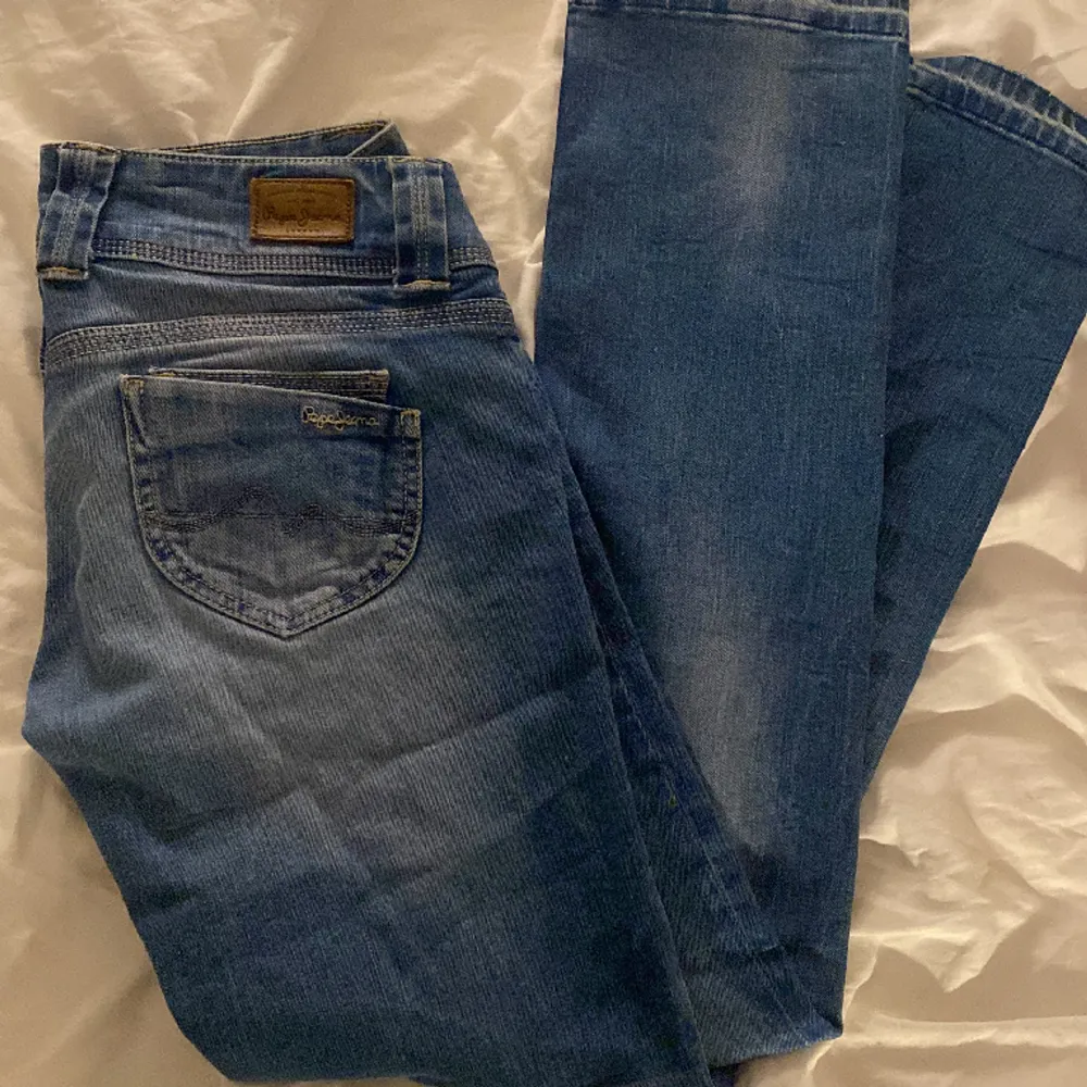 Köpte på zalando och har använt kanske 3 gånger! 🫶🏼 säljer för dom är för stpra. Midjemått 36 innerbenslängd 81. Jeans & Byxor.
