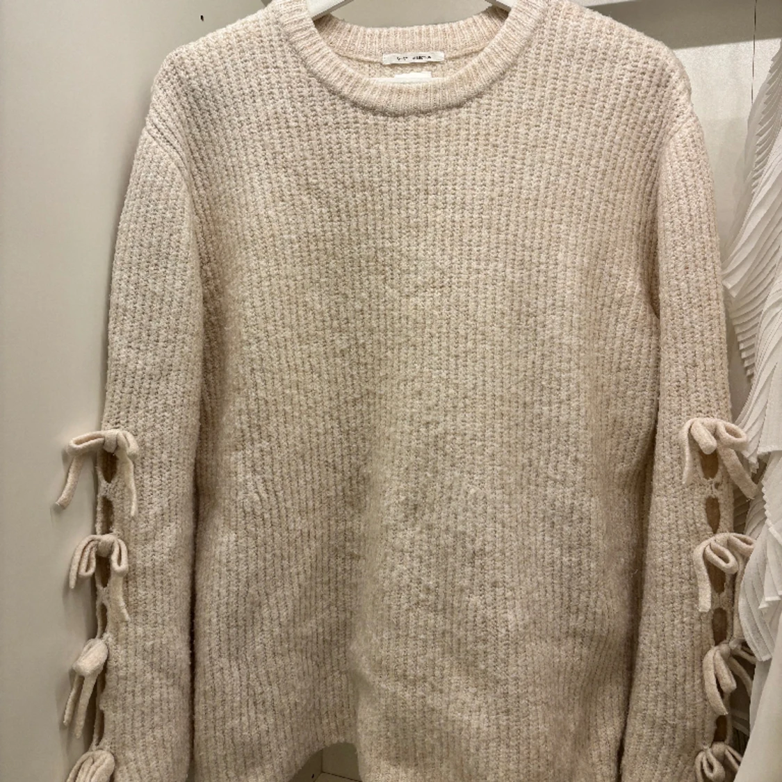 Stickad tröja med rosetter💕 - 90