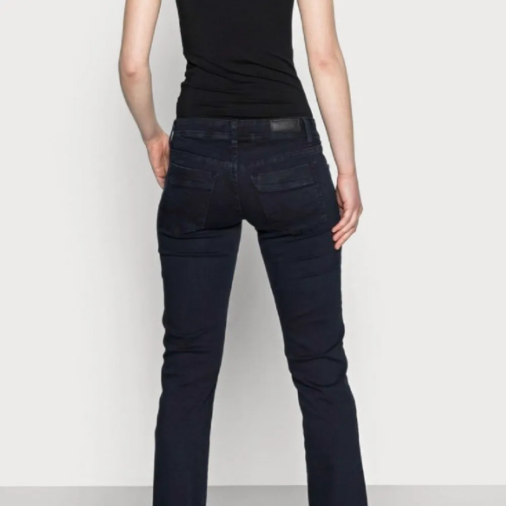 Svarta ltb jeans. Har en egengjord slits längst ner, skriv privat för fler bilder. Pris kan diskuteras . Jeans & Byxor.