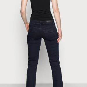 Svarta ltb jeans. Har en egengjord slits längst ner, skriv privat för fler bilder. Pris kan diskuteras 