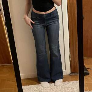 Jätte fina levis jeans med skit snygga fickor💕 jag är 168 och de e lite långa💕