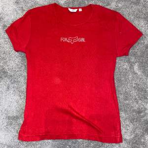 En vintage röd T-shirt med diamanter. 