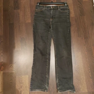 Bruna low waist  - Ser bruna ut på fotot men är mer svara irl. Stolek 38, low waist men inte mycket