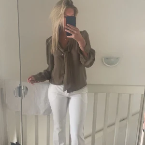 Blus - as snygg blus som går att använda både till vardags och festligheter! Den är i bra skick! 💖 (köparen står för frakt)