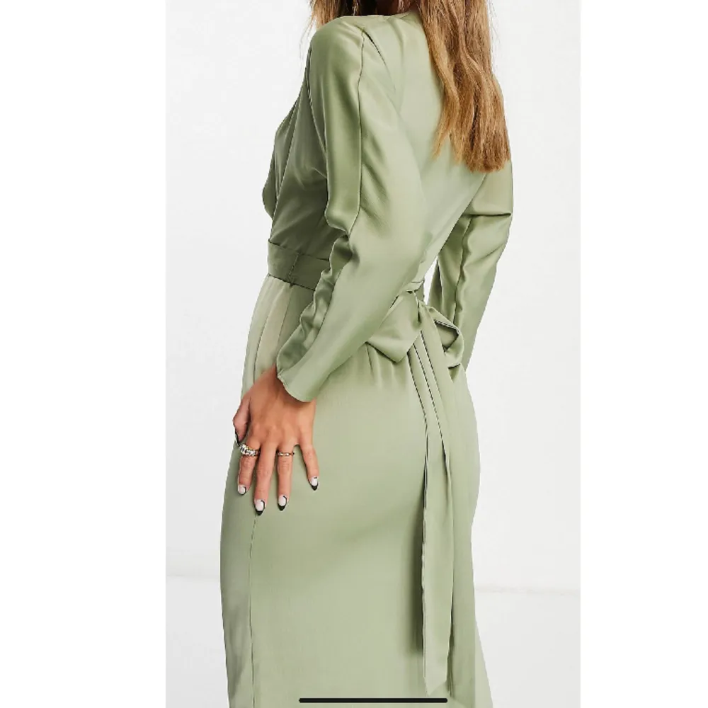 Hej! Säljer denna jätte fina olivgröna klänningen för 500kr, nypris 1000kr. Klänningen är använd 1 gång och är i helt ny skick, inga fläckar eller märken. Jätte fin till bröllop, student mottagning, examensfest, andra event. Är du intresserad hör av dig💕. Klänningar.